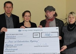 Das Magdeburger Frauenhaus ist immer für Spenden dankbar: Hans Strecker und Einrichtungsleiterin Surki Stubbs nehmen von ehs-Geschäftsführer Raik Wilke (l.) und Mitarbeiterin Conny Heise (r.) den symbolischen Spendenscheck über 700 Euro entgegen.