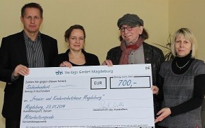 Das Magdeburger Frauenhaus ist immer für Spenden dankbar: Hans Strecker und Einrichtungsleiterin Surki Stubbs nehmen von ehs-Geschäftsführer Raik Wilke (l.) und Mitarbeiterin Conny Heise (r.) den symbolischen Spendenscheck über 700 Euro entgegen.